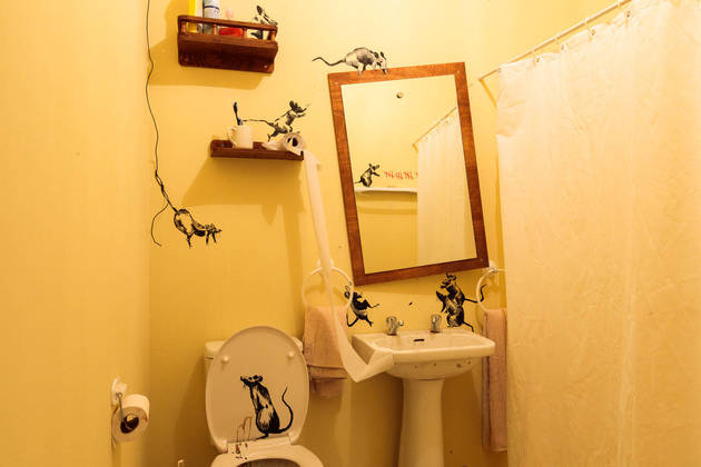 Obra da pandemia de Banksy, seu banheiro tomado por ratos é um dos trabalhos que mais chamam atenção em The Art of Banksy.