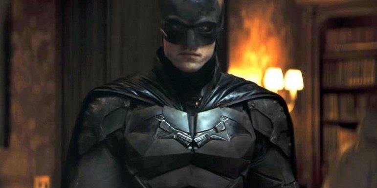 A filmagens de The Batman tiveram de ser paralisadas devido à pandemia. Com isso, a data de estreia foi remarcada, prevista para outubro de 2021, mudou para para março de 2022