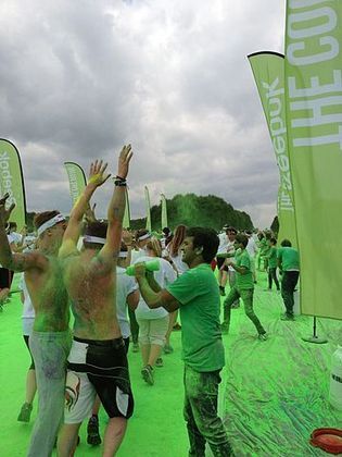The Color Run - Os participantes fazem uma corrida normal de 5 quilômetros, mas com uma peculiaridade:  são banhados com pó colorido, feito de amido de milho. 