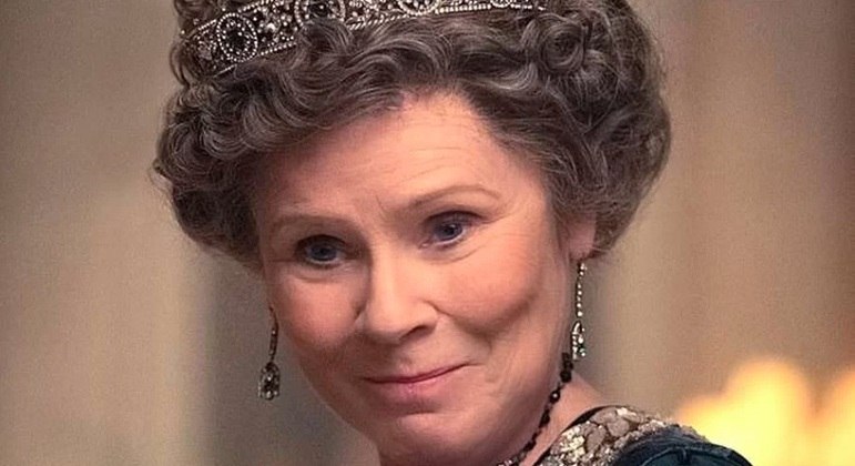 A atriz Imelda Staunton interpreta a rainha Elizabeth na quinta temporada da série