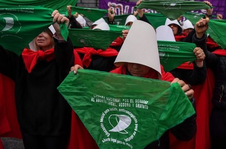 Lenço verde simboliza apoio à descriminalização do aborto
