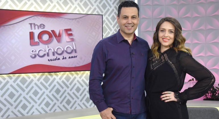 Renato e Cristiane Cardoso comandam o The Love School - Escola do Amor aos sábados, a partir do meio-dia, na Record TV
