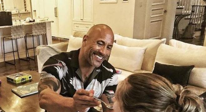 the-rock-filha-amamenta