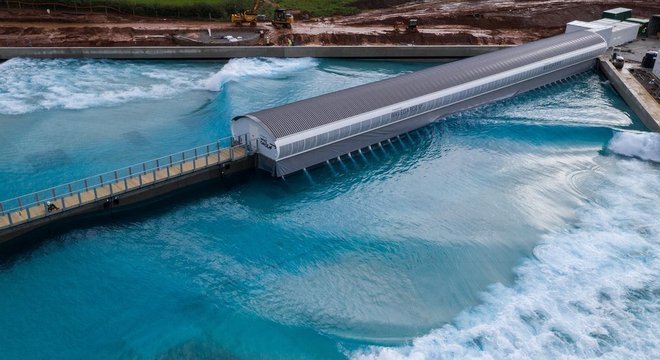 Projeto também inclui aulas para iniciantes no surfe