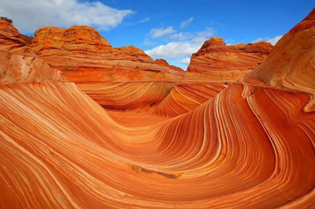 The Wave (A Onda) (EUA) - Essa formação geológica de arenito fica numa região de penhascos e cânions no Arizona. O formato de onda do desenho se deve à erosão causada pela água e pelo vento. A administração do parque só permite 20 visitantes por dia. 