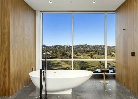 Já pensou tomar um banho relaxante com uma vista dessas depois de um dia estressante de muito trabalho? 