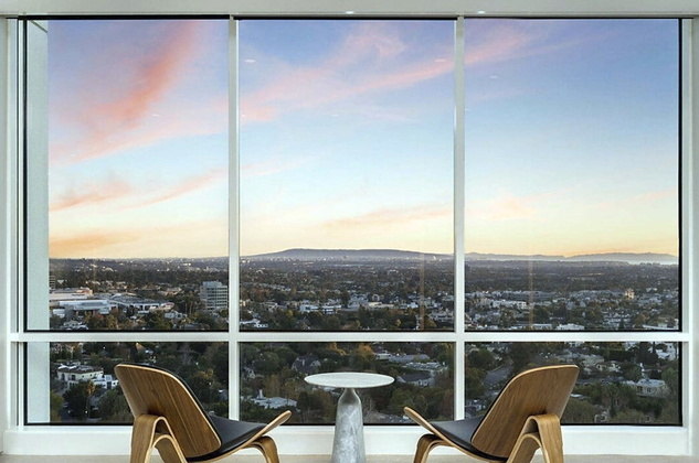 O apartamento tem vista de 360 graus para áreas como as colinas de Hollywood, Bel-Air, o Country Club de Los Angeles, o centro da cidade e até mesmo parte do Oceano Pacífico. As janelas vão do chão ao teto na maioria dos cômodos