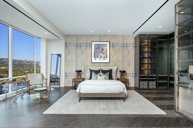 Os quartos também são bastante iluminados por conta das grandes janelas do imóvel. The Weeknd comprou o apartamento em 2019 por aproximadamente US$ 21 milhões, ou R$ 118 milhões, um dos acordos imobiliários de condomínios mais caros já fechados na cidade de Los Angeles