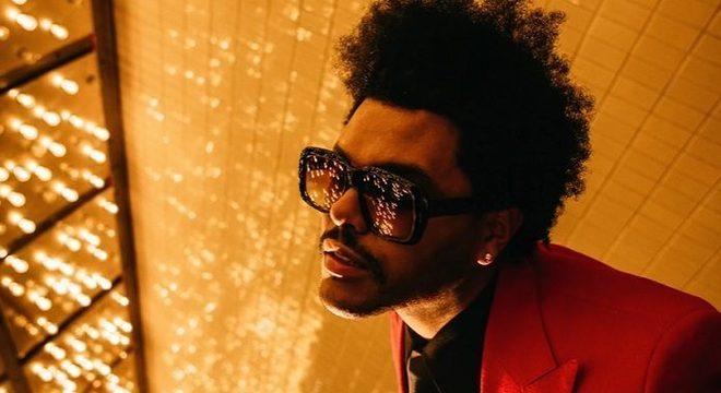 The Weeknd nos transporta para os anos 80 em “Blinding Lights”; ouça