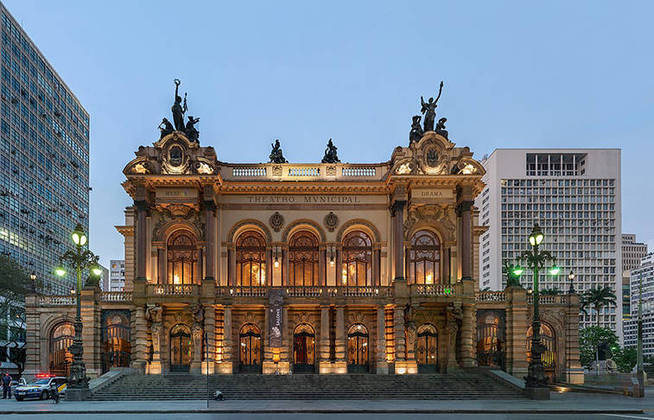 Theatro Municipal - Com estilo arquitetônico eclético, concebido por Ramos de Azevedo e inspirado na Ópera de Paris, foi inaugurado em 1911 e é palco de uma das melhores produções líricas do país. É Patrimônio Nacional desde 1981. 