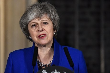 Theresa May pretende renegociar acordo com a UE