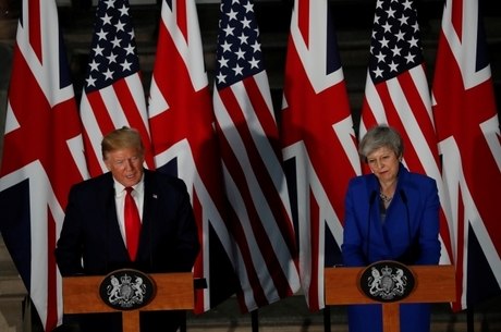 Trump e Theresa May em pronunciamento público