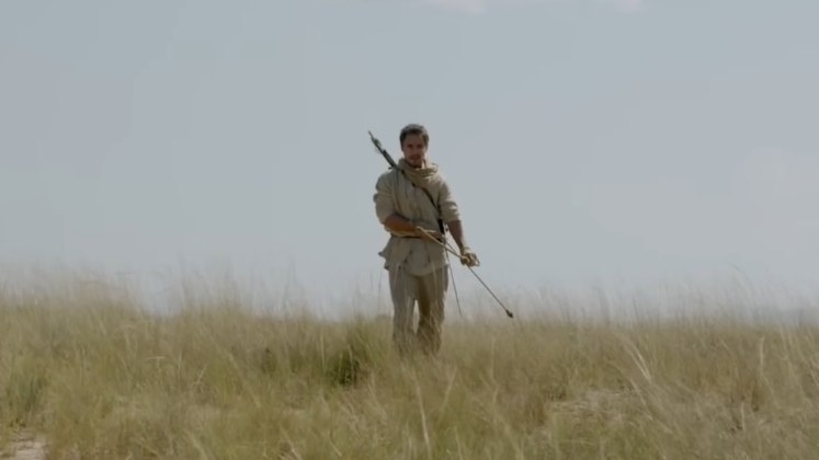 Morte de Micael em A Decepção, por Thiago Amaral Na reta final da primeira temporada da série, o segredo de Malquias (Daniel Blanco) foi revelado. E após ver Lavínia (Pâmela Tomé) ser morta ao lado do filho, o príncipe acreditou que Micael (Thiago Amaral) era o responsável pela tragédia e o mata. 'Era uma sequência secreta. Não eram todas as pessoas que recebiam. Lembro que quando li em casa fiquei sem acreditar no que ia acontecer. O Malquias (Daniel Blanco) era o melhor amigo dele. Ele ia lá para resgatar a Lavinia (Pâmela Tomé) a pedido do próprio Malquias, porque ele ainda acreditava no Micael. Foi um trabalho muito intenso do jeito que gosto', finalizou Thiago Amaral. Curtiu relembrar algumas das cenas mais marcantes da série? Reveja todas as temporadas de Reis no PlayPlus.com.