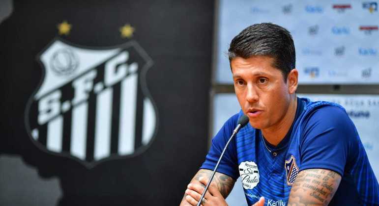 Santos descarta contratar o t&eacute;cnico Thiago Carpini