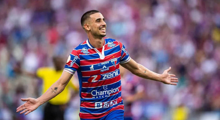 Thiago Galhardo comemora gol com a camisa do Fortaleza