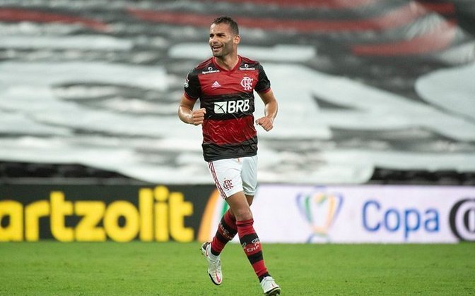  Thiago Maia - Após duas temporadas atuando no clube por empréstimo, Thiago Maia foi comprado em definitivo pelo Flamengo, junto ao Lille, da França, por R$ 24 milhões