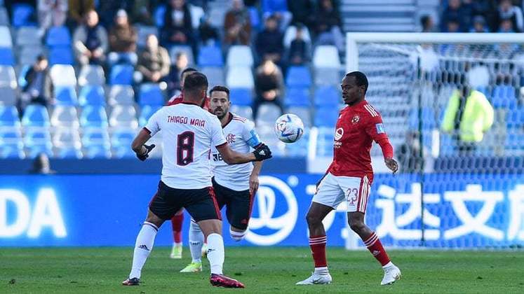 Thiago Maia e Everton Ribeito em disputa de bola com meia-atacante Percy Tau, do Al Ahly.