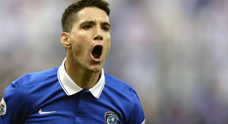 3. Thiago NevesO ex-Cruzeiro fez hist&oacute;ria no Al-Hilal, o clube de Neymar, em duas passagens diferentes: de 2009 a 2011 e de 2013 a 2015. Thiago conseguiu levantar a ta&ccedil;a do Campeonato Saudita e da Copa do Rei, e foi vice em outra Copa do Rei.Foram 122 jogos e 59 gols vestindo a camisa do clube &aacute;rabe