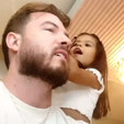 Thiago Nigro deixa a filha de Maíra Cardi raspar seu cabelo (Reprodução/Instagram)