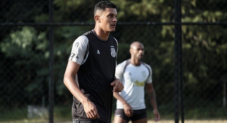 Thiago Oliveira em treino da Ponte Preta