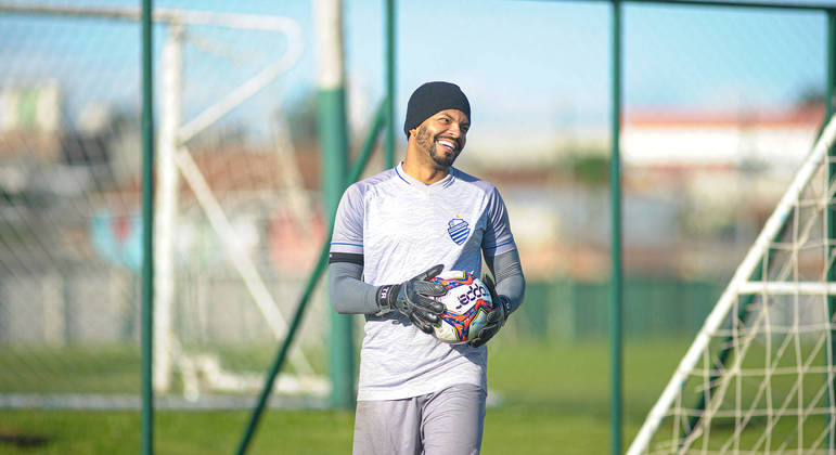 Goleiro Thiago Rodrigues durante treino pelo CSA na temporada passada