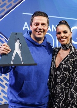 Thiago Servo, campeão de A Grande Conquista, e Mariana Rios 