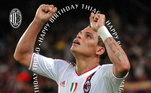 O Milan lembrou os dois aniversariantes do dia, Thiago Silva e Ronaldo: 