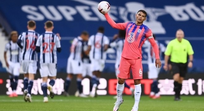 Thiago Silva não teve boa estreia no Campeonato Inglês