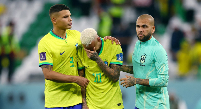 Thiago Silva e Daniel Alves abraçaram os companheiros de equipe que ficaram no campo após a eliminação do Brasil na Copa
