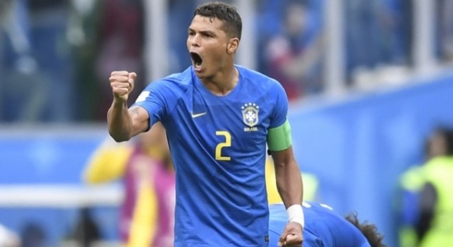 Thiago Silva em ação pela Seleção contra a Costa Rica: capitão e seguro