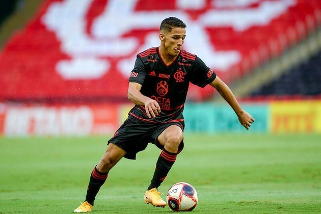Thiaguinho: o jovem atacante chegou ao Flamengo após uma passagem importante e de destaque pelo Náutico. Na temporada passada, em 35 jogos pelo sub-20, ele marcou dez gols e deu três assistências. O vínculo de Thiaguinho com o clube carioca é válido até 31/12/2024. 