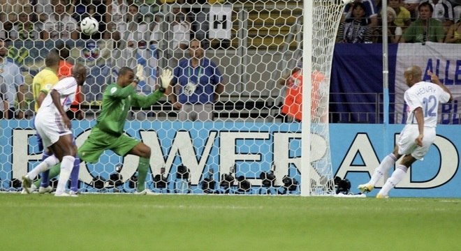Thierry Henry, da França, marcou o gol que eliminou o Brasil da Copa de 2006