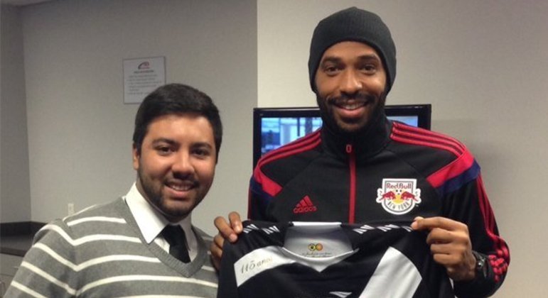 Em visita ao Rio de Janeiro, Thierry Henry se apaixonou pelo Vasco e até fez um passeio de helicóptero por São Januário. O ex-atacante francês sabe algumas músicas do Cruzmaltino e afirma que acompanhou Romário enquanto esteve no clube
