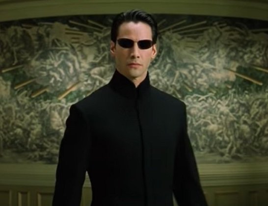 Thomas A. Anderson, apelidado como Neo, é um dos principais personagens da trilogia de filmes “Matrix” (1999), “Matrix Reloaded” (2003) e “Matrix Revolutions” (2003). Amado pela crítica e pelo público em geral, ganhou diversos prêmios, dentre eles Oscar, BAFTA e Grammys.