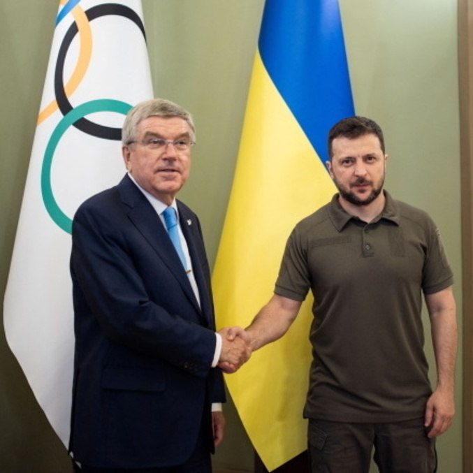 Presidente Thomas Bach (COI) e Volodmir Zelensk (Ucrânia) estiveram juntos