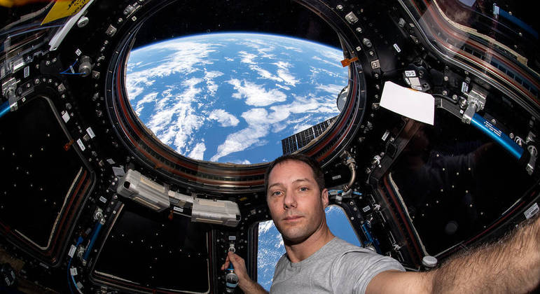 Thomas Pesquet dentro da  cúpula da Estação Espacial Internacional