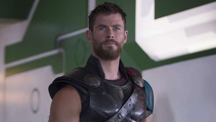 Thor: Amor e Trovão - Julho de 2022O quarto filme da franquia do Deus do Trovão é comandado por Taika Waititi, que dirigiu Ragnarok, e traz Chris Hemsworth novamente no papel principal. Entre rostos conhecidos da franquia como Natalie Portman e Karen Gillan, há também novatos na Marvel, como Christian Bale, que viverá o vilão Gorr