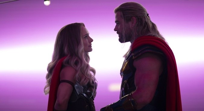Natalie Portman e Chris Hemsworth protagonizam 'Thor: Amor e Trovão'
