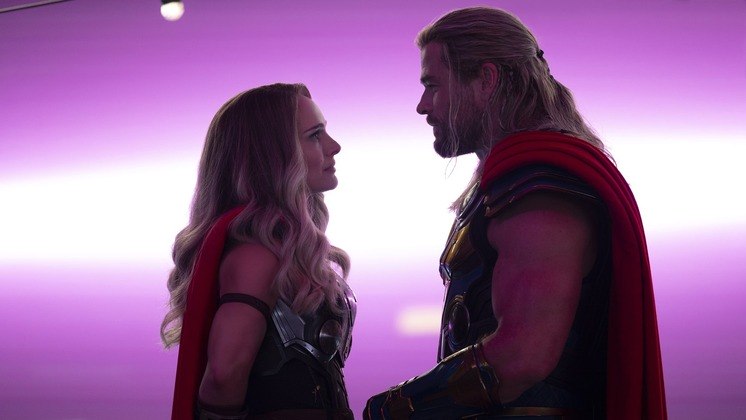 8º) Thor: Amor e Trovão - US$ 760 milhões (aproximadamente R$ 4 bilhões)Apesar de ter dividido opiniões nas redes sociais, o quarto filme do Deus do Trovão da Marvel se provou um sucesso nos cinemas. Sem medo de parecer brega, o longa apostou ainda mais no lado cômico do universo do personagem e, ao menos nas bilheterias, a estratégia deu certo