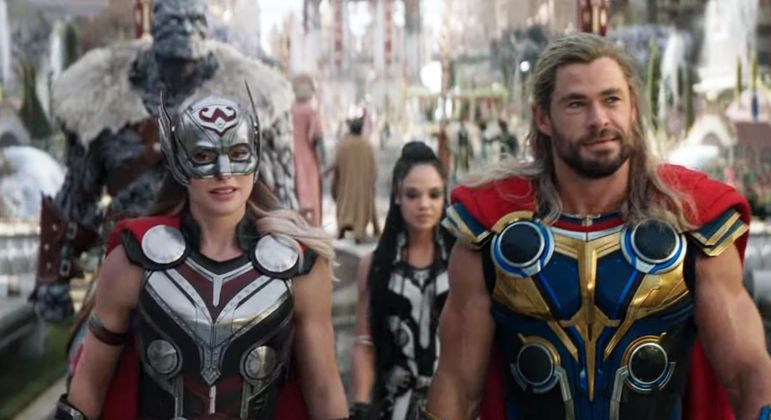 A Thor Natalie Portman e o Thor tradicional do universo Marvel lado a lado