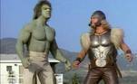A estreia do Thor fora dos quadrinhos aconteceu em 1988 no telefilme A Volta do Incrível Hulk. O longa é um derivado da série de TV dos anos 70 e o Deus do Trovão foi interpretado por Eric Kramer. Na foto você consegue ver que há uma diferença bem grande no visual do personagem em relação ao que todo mundo viu nos filmes recentes