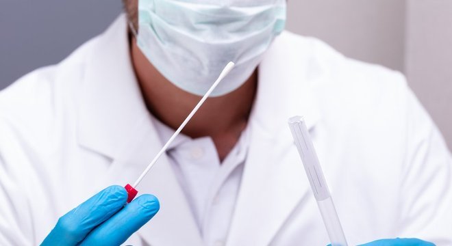 Testes para detectar o coronavírus no momento podem ser feitos com base em amostras de secreção respiratória