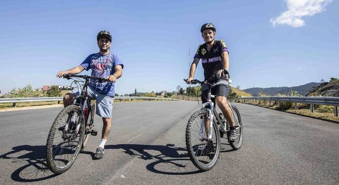 Tiago e Adriano pedalam pelo Rodoanel aproveitando ausência de veículos