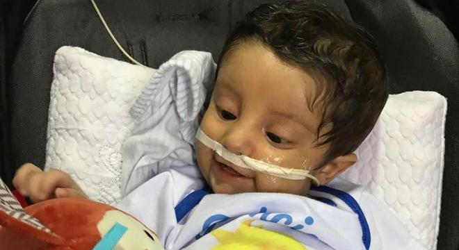 O bebê Tiago Aguiar, de 6 meses, apresenta doença genética rara