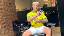 Tiago Ramos, ex-namorado da mãe de Neymar, pinta o cabelo de loiro e reclama do preço