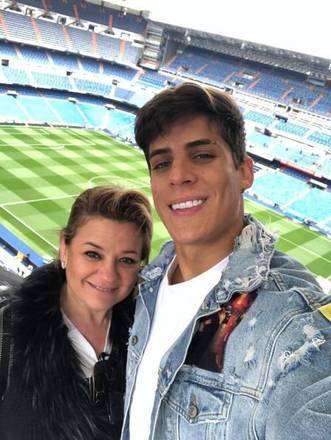 'Ele sempre me maltratava, mas eu o amava demais. Um dia saímos e ele ficou com raiva porque eu dei minha bolsa para um amigo mais velho e casado guardar. Tiago ficou furioso e começou a me agredir fisicamente, ele me bateu e me puxou pelos cabelos, rasgou o meu vestido. Fui à polícia e ele me bateu na frente da porta da delegacia, me jogou no chão e chutou minha cabeça e pernas', relatou Rita