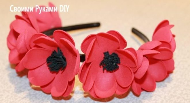 Tiara com flores de EVA vermelhas com o centro preto