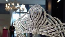 Tiara de diamantes usada na coroação de Elizabeth 2ª atrai todas as atenções em leilão na Suíça