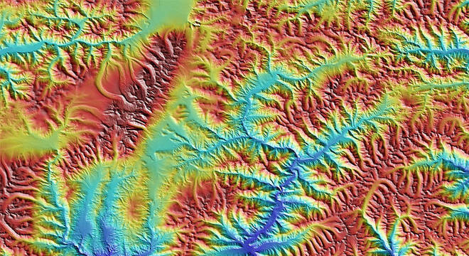 Tibet, na cordilheira dos Himalaias. As cores do mapa representam as elevações: vermelho (mais alto) e azul (mais baixo) 