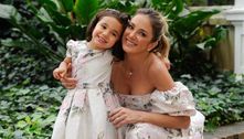 Ticiane Pinheiro combina look com o da filha Manuella em desfile
